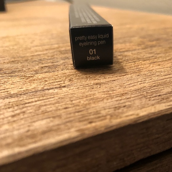 Clinique NEW IN BOX Pretty Easy Eyeliner - Picture 3 of 3